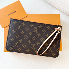 Load image into Gallery viewer, LOUIS VUITTON 2025 Neverfull MM Monogram Pochette Wristlet Pouch / Rose Beige
