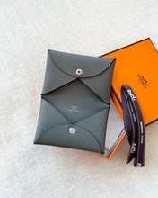 Load image into Gallery viewer, Hermes Evercolor Calfskin Calvi Card Holder / Gris Meyer / 2022
