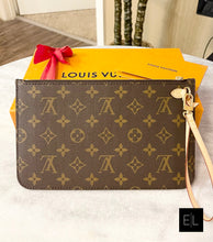 Load image into Gallery viewer, LOUIS VUITTON 2022 Neverfull GM Monogram Wristlet Pouch In Beige
