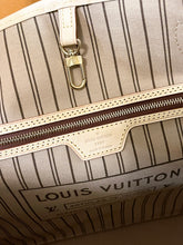 Load image into Gallery viewer, LOUIS VUITTON 2022 Neverfull GM Monogram Tote Bag In Beige
