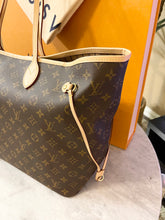 Load image into Gallery viewer, LOUIS VUITTON 2022 Neverfull GM Monogram Tote Bag In Beige
