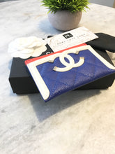 Load image into Gallery viewer, [SOLD] CHANEL 2019 Caviar Quilted Leather Filigree Card Holder In White/Blue/Red
