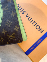 Load image into Gallery viewer, LOUIS VUITTON Monogram Villes D&#39;europe City Guide Notebook Cover
