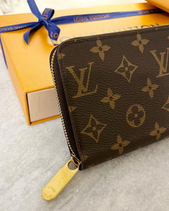 LOUIS VUITTON Monogram Zippy Wallet in Fuchsia