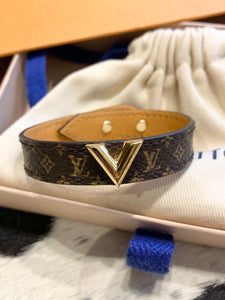 LOUIS VUITTON Monogram Essential V Bracelet Size 15