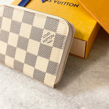 Load image into Gallery viewer, LOUIS VUITTON Damier Azur Zippy Coin Purse Padlock In Beige
