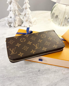 LOUIS VUITTON Monogram Zippy Wallet in Fuchsia